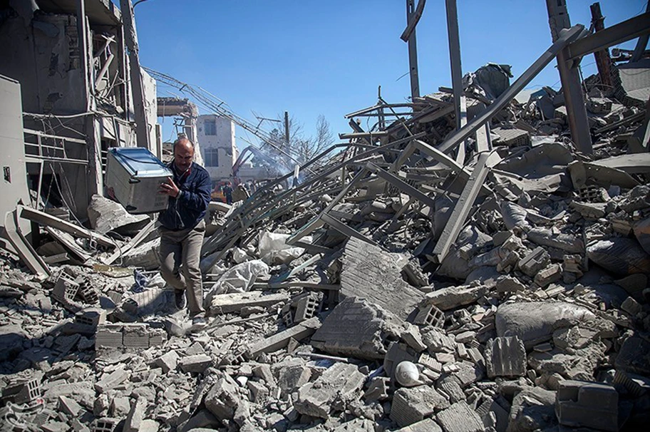 Zerstörte Gebäude in der iranischen Stadt Kermanschah nach Bombardement aus der Luft, 3. März 2026.